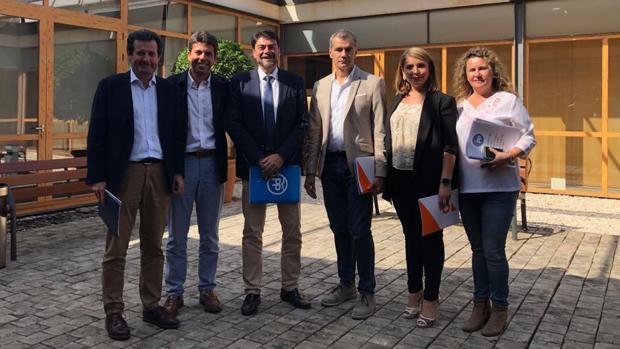 Representantes del PP y Ciudadanos reunidos este lunes para negociar un acuerdo de gobierno en el Ayuntamiento de Alicante