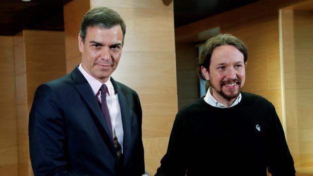 El presidente del Gobierno en funciones, Pedro Sánchez, y el líder de Podemos, Pablo Iglesias, durante la reunión mantenida esta mañana en el Congreso de los Diputados