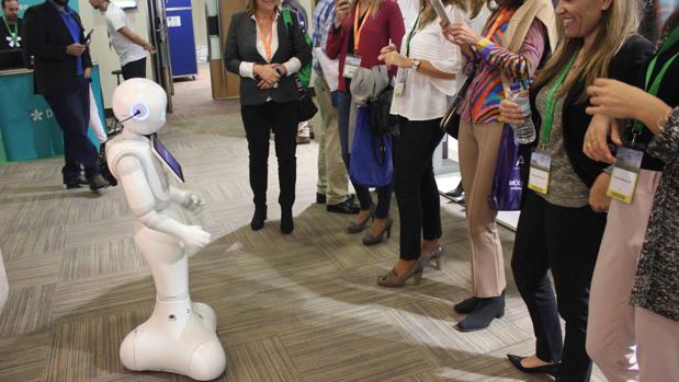 El robot «Auralio», utilizado por el fabricante de audífonos Widex en un congreso médico