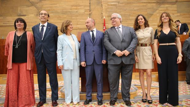Los siete miembros de la Mesa de la Asamblea: de izq. a dcha., Encarnación Moya (PSOE), José Ignacio Arias (Vox), Paloma Adrados (PP), Juan Trinidad (Cs), Diego Cruz (PSOE), María Eugenia Carballeda (PP) y Esther Ruiz (Cs)