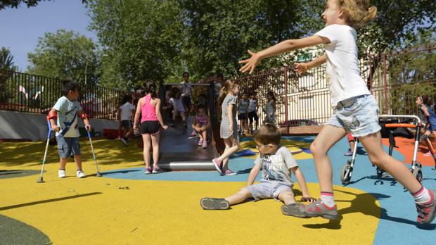 Niños jugando en un parque infantil
