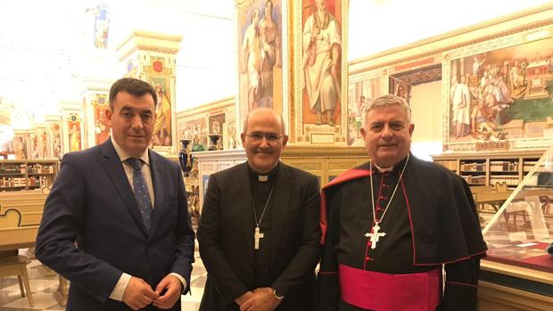 Rodríguez, en su visita ayer a la biblioteca vaticana en Roma