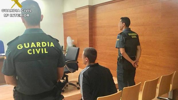 El fugitivo, custodiado por la Guardia Civil