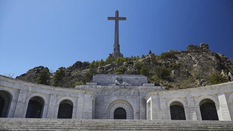 Nuevo golpe al Gobierno: desestimada la recusación del juez que suspendió obras para exhumar a Franco