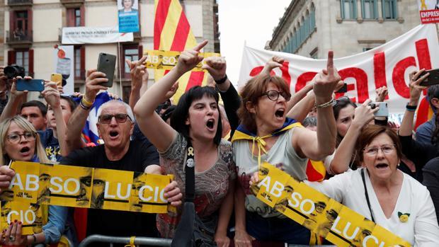 Manifestantes independentistas el día del pleno de investidura de Colau