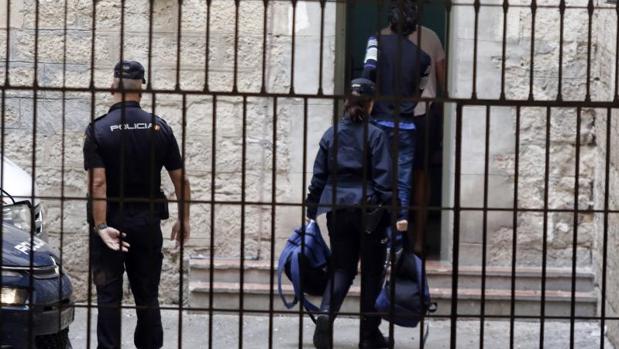 Agentes de la Policía Nacional custodiando a un detenido en Alicante