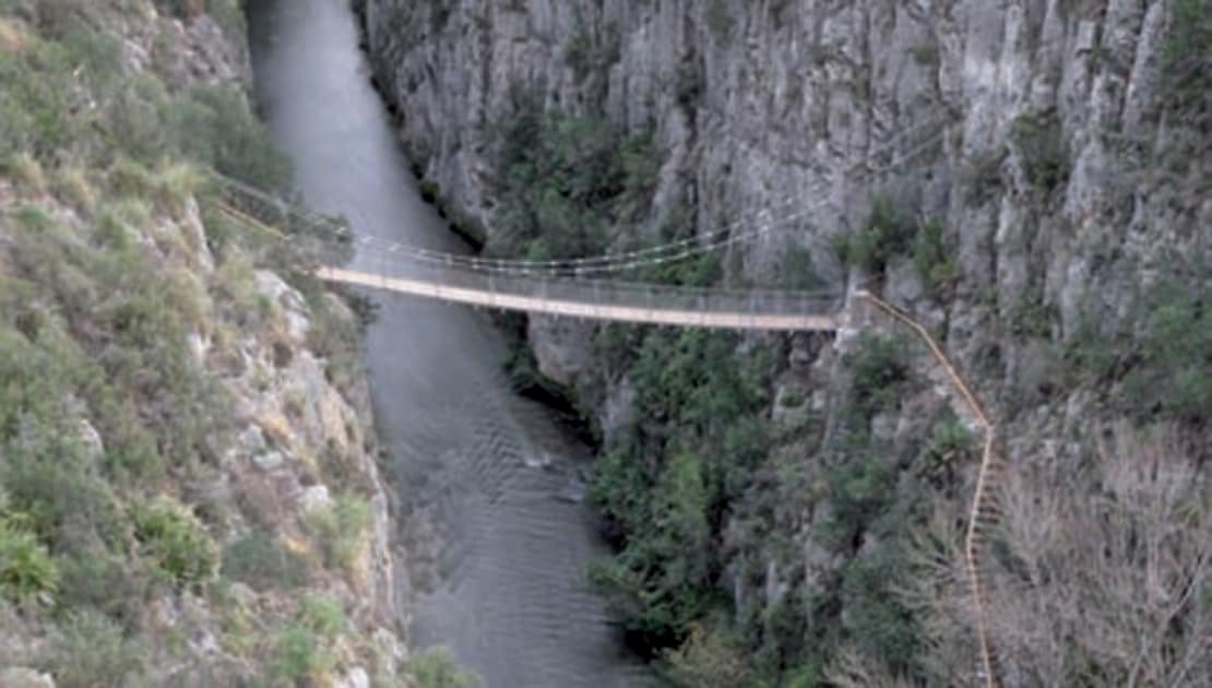 Cierran un puente colgante sobre el Turia tras un sabotaje