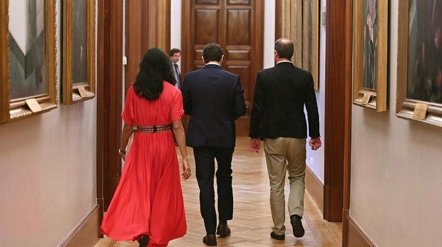 Casado coincide con las exigencias de Rivera pero mantiene el «no» a Sánchez