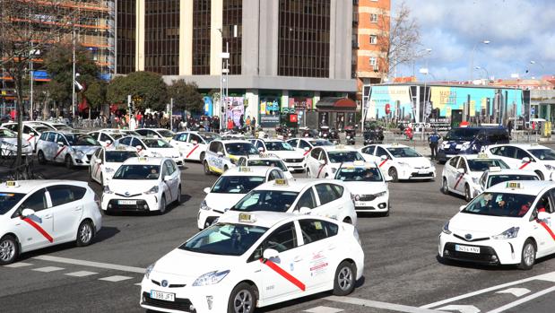 Precio cerrado, viajes compartidos o permiso por puntos: las claves a debate de la ordenanza del taxi