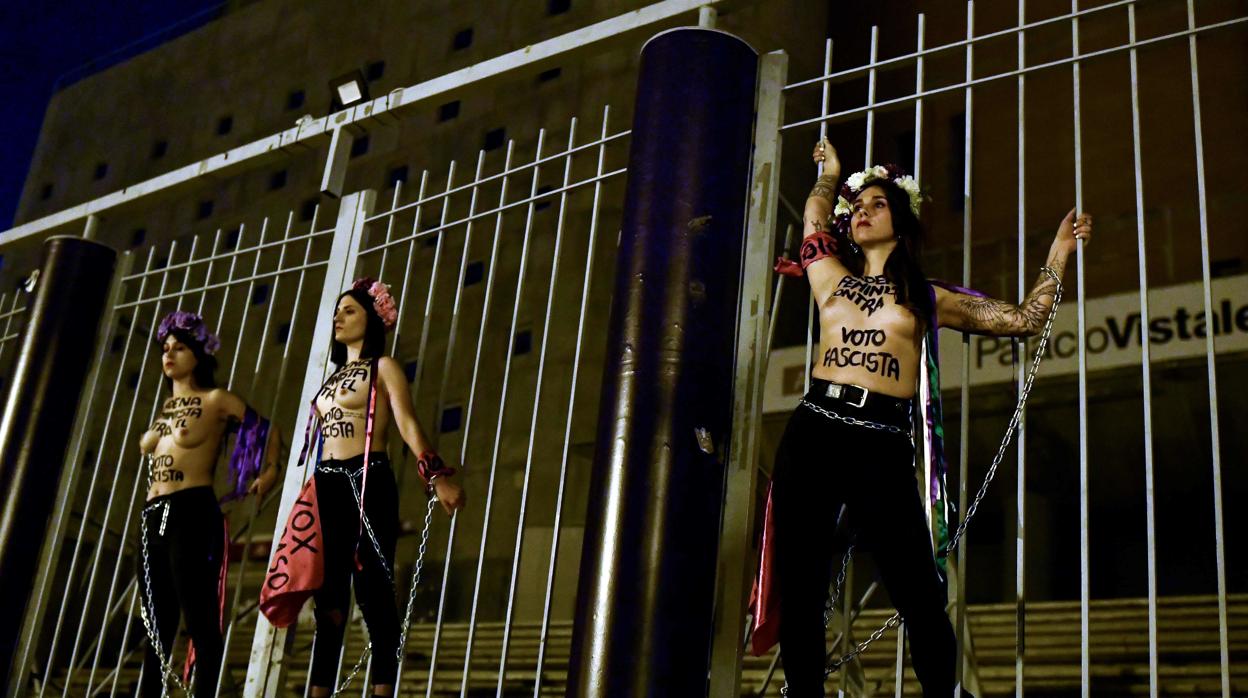 Cuatro Activistas De Femen Se Encadenan Frente A Vistalegre Antes Del