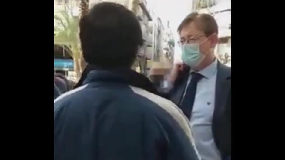 Un grupo de universitarios aborda a ximo puig en plena calle para recriminarle por los exámenes presenciales