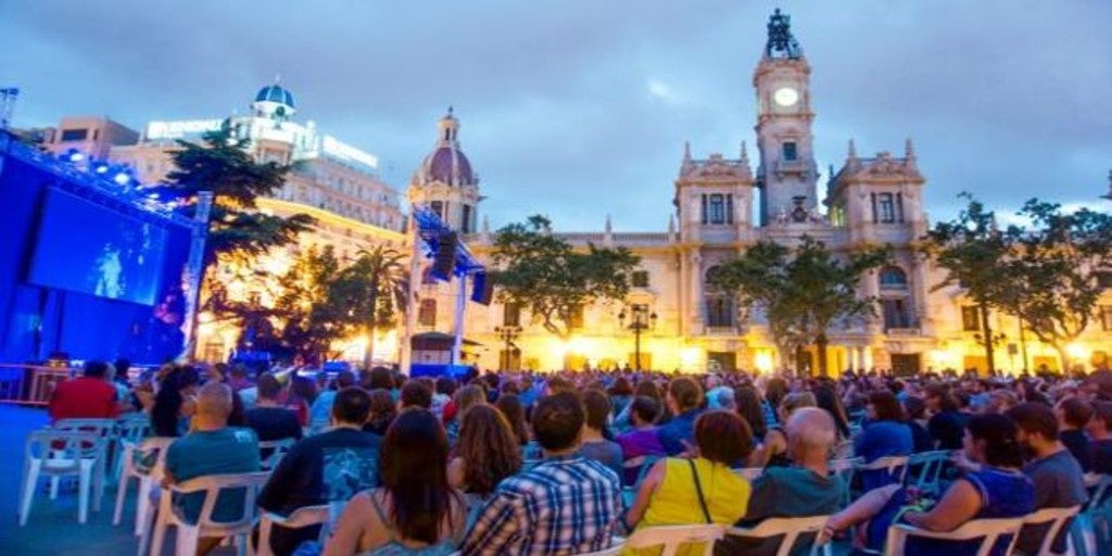 Valencia rescata la Feria de Julio con castillos y conciertos pero sin