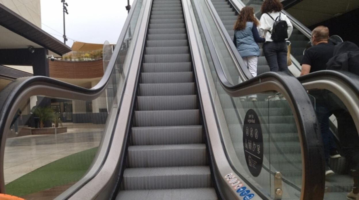 Un Anciano Muere Al Caer Por Unas Escaleras Mecánicas De Un Centro Comercial En Valencia 7414