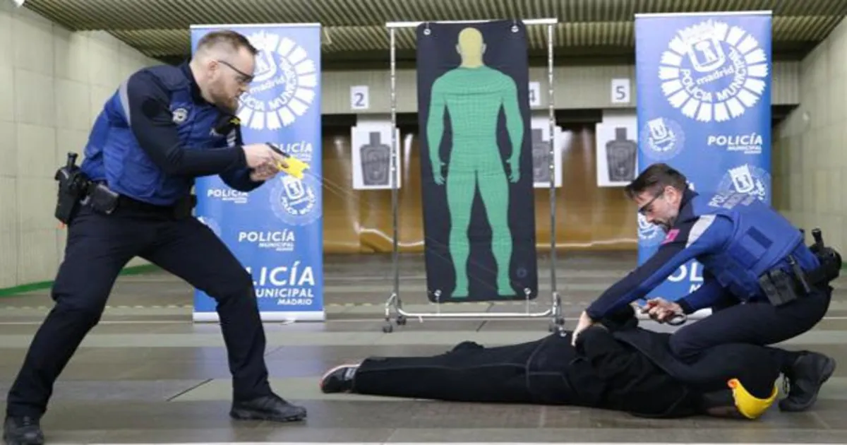 Pistolas Taser en las policías de Barcelona: en el cajón y sin uso