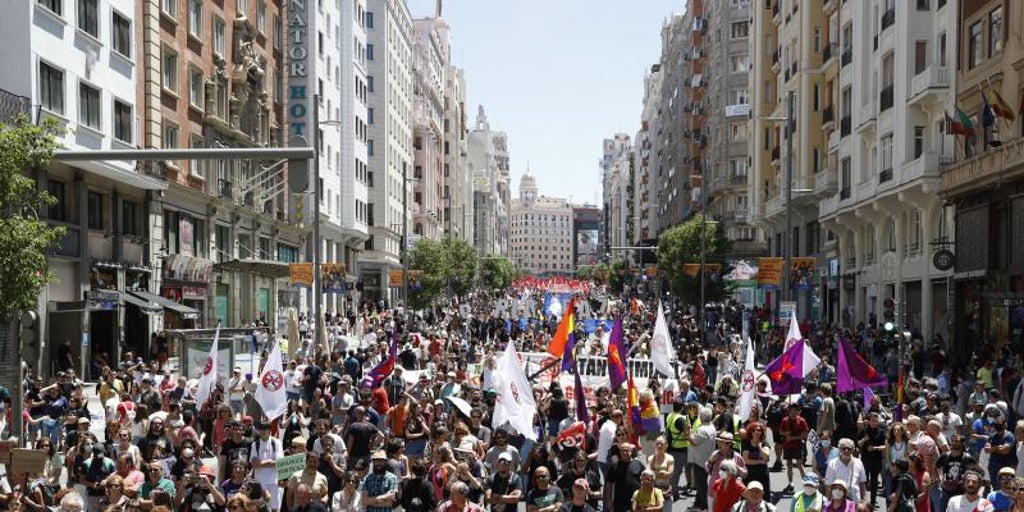 Miles de personas se manifiestan contra la OTAN en la capital a tres ...
