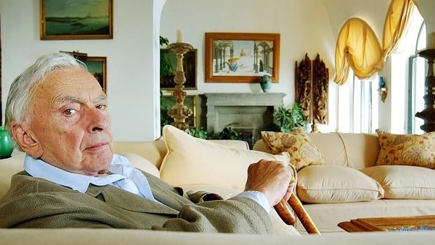 Gore Vidal posa en uno de los salones de su magnifíca villa