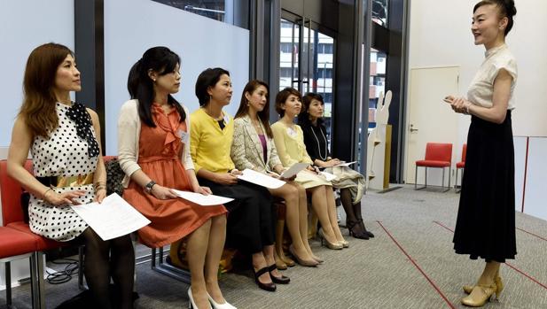 Madame Yumiko en su academia, adscrita a la Asociación Japonesa de Tacones Altos