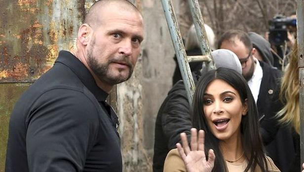 Pascal Duvier protegiendo a Kardashian