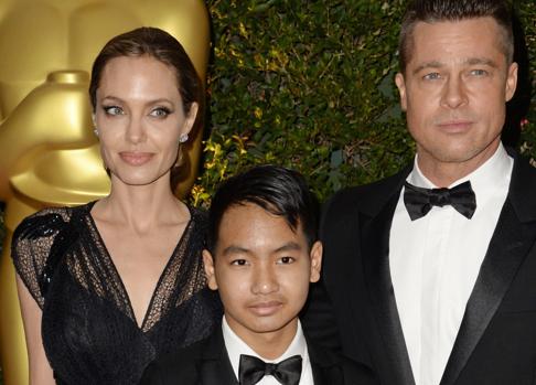 Foto de la expareja junto a su hijo Maddox