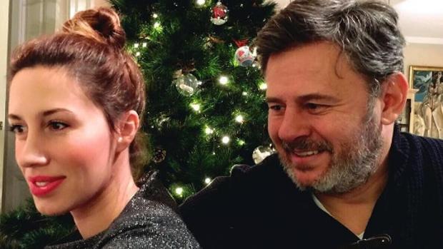 La pareja en una imagen de lo más navideña