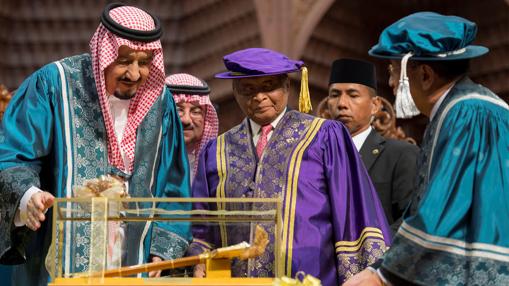 El rey Salman, durante su visita a la Universidad islámica internacional de Malasia