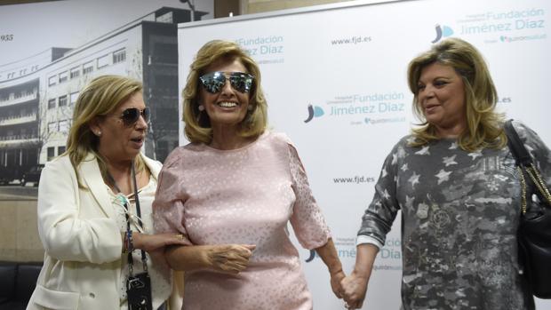 Campos sonríe a la salida de la Fundación