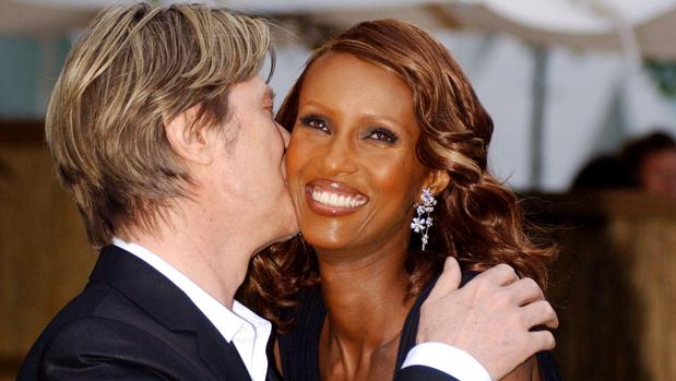 David Bowie besa a su mujer Iman