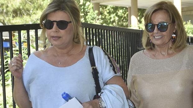 María Teresa con Terelu a su llegada al hospital
