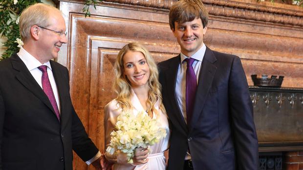 Los recién casados sonríen a la cámara
