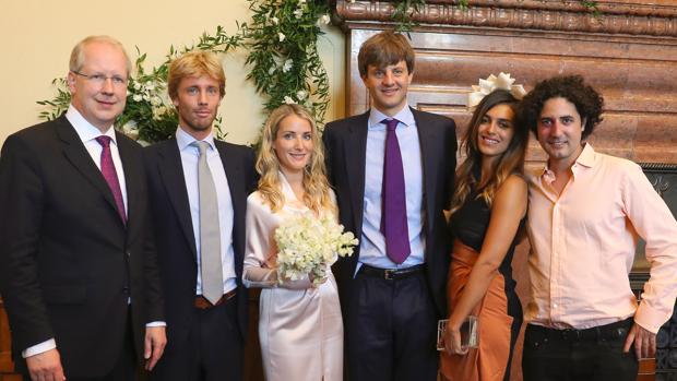 Los novios en el centro junto al alcalde