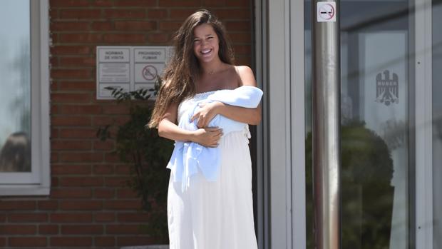 Malena Costa sale del Hospital Ruber Internacional de Madrid junto al nuevo miembro del la familia, Mario