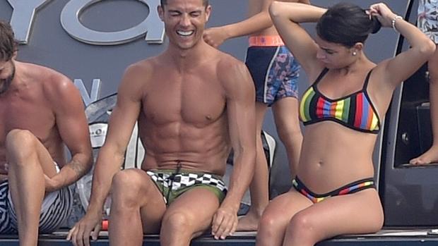 Cristiano Ronaldo y Georgina Rodríguez en un yate con amigos