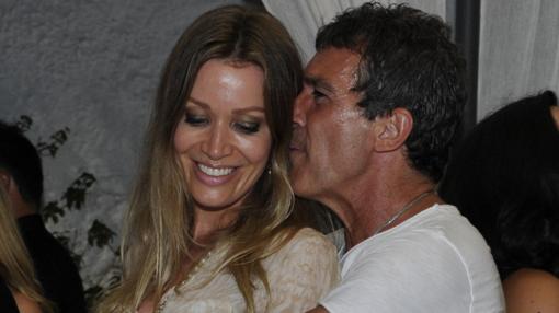 Antonio Banderas y Nicole Kimpel en una fiesta