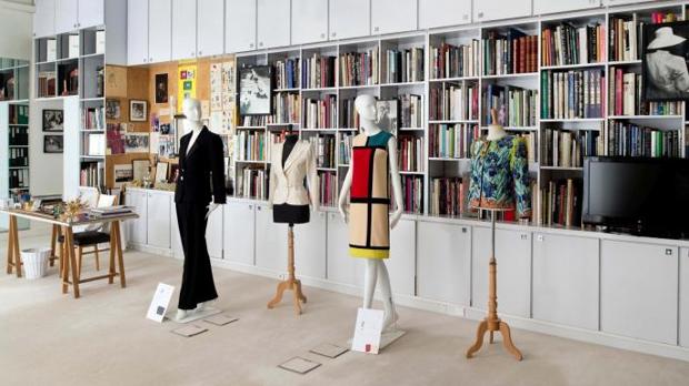 Detalle de una parte de la exposición del museo YSL en París
