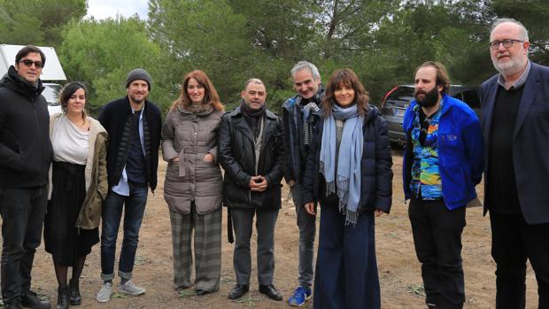 Juliette Binoche junto a su equipo