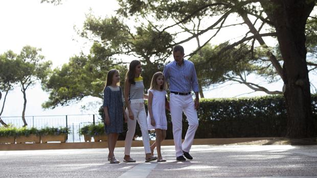 La Familia Real en los jardínes de Marivent