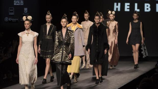 Carrusel final del desfile de Teresa Helbig
