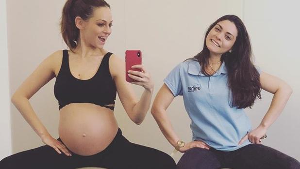 Eva González y su instructora, Caroline Correia