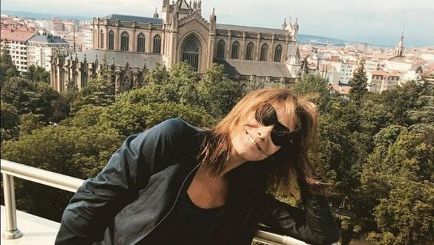Carla Bruni saludó a Vitoria con una fotografía frente a la Catedral Nueva