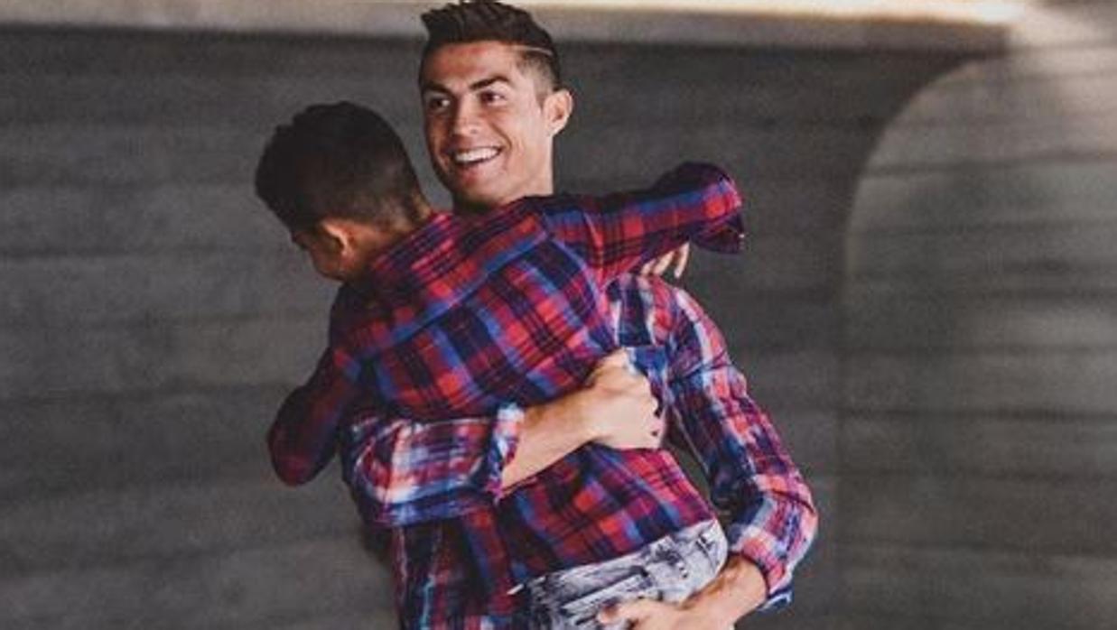 El hijo de Cristiano Ronaldo ya modela sin camisa, igualito a su papá  (FOTOS)