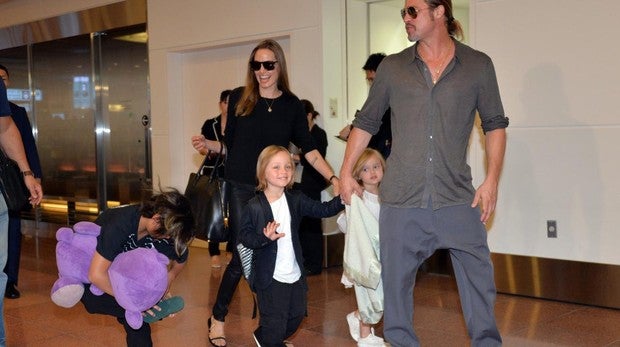 Angelina Jolie y Brad Pitt, en 2013, junto a sus hijos