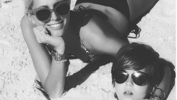 Marie Chantal de Grecia en Bahamas con uno de sus hijos