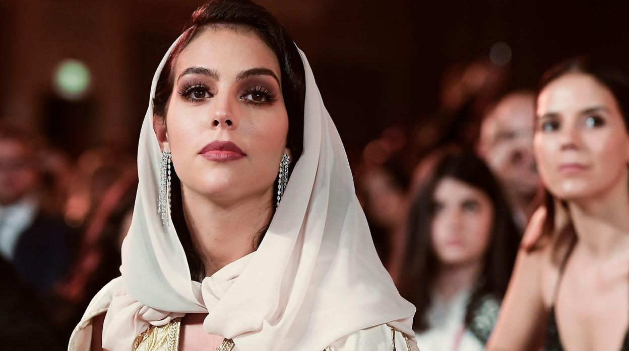 La impactante imagen de Georgina Rodríguez cubriéndose la cabeza con un  velo en Dubái
