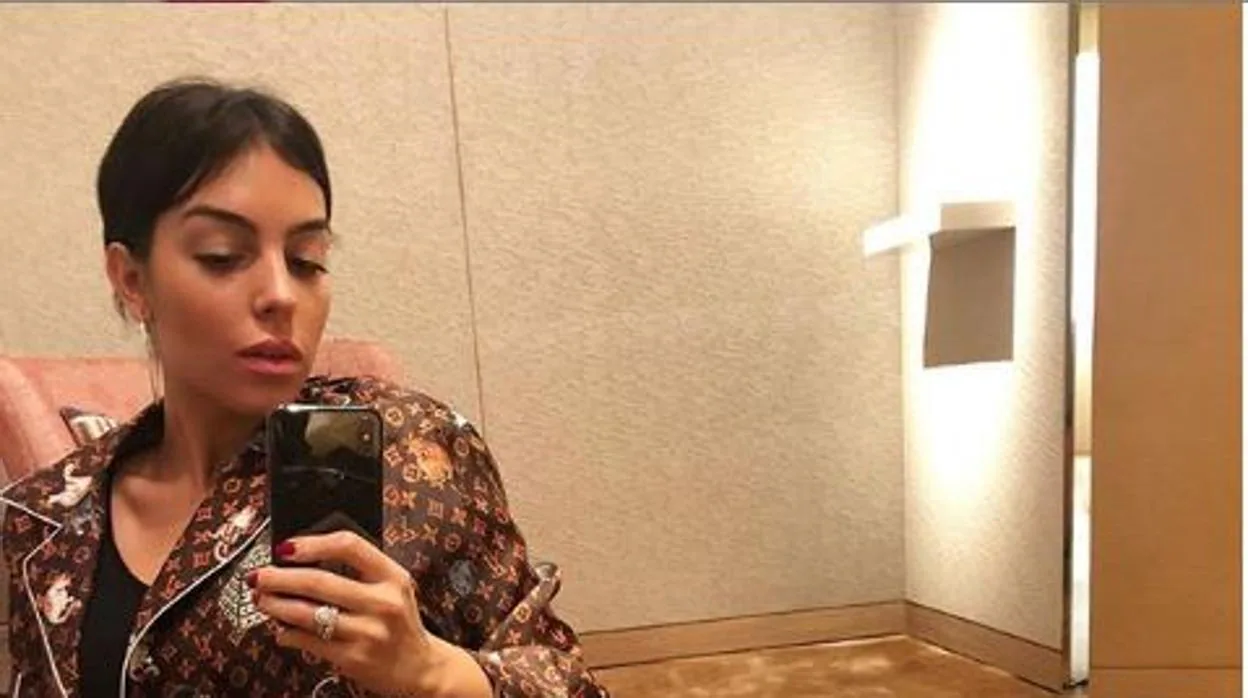 CRISTIANO RONALDO - Georgina Rodríguez duerme con un pijama de Louis Vuitton  de 2.700 euros