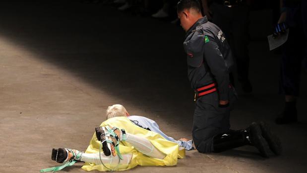 Momento en el que el modelo brasileño Tales Cotta caía desmayado en la pasarela