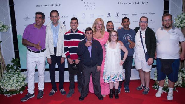 Marta Díaz, en el centro de la imagen, junto con algunos de los protagonistas de «Campeones»