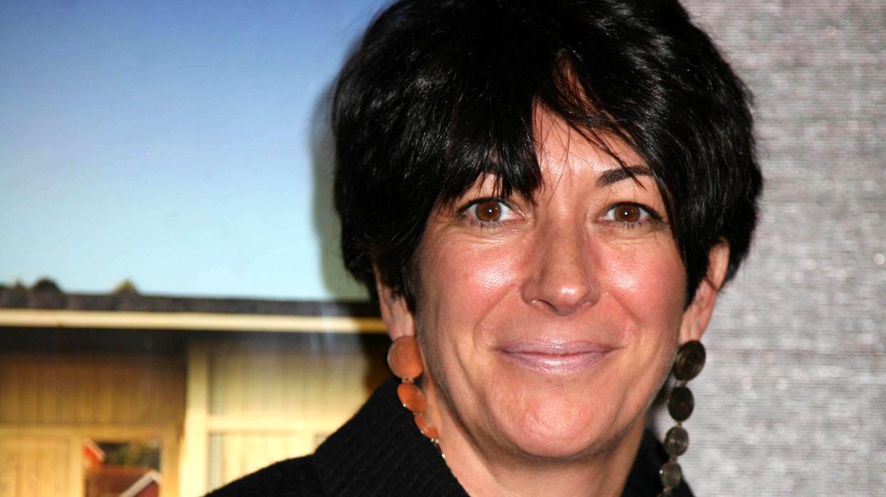 Ghislaine Maxwell Y Las Im Genes Con El Fugitivo Que Le Regal A