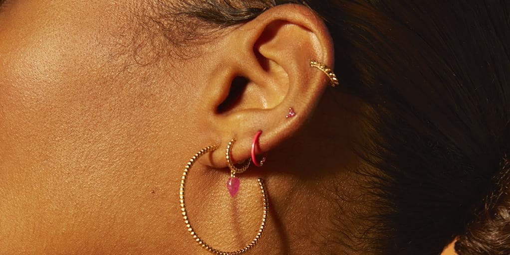 Los mejores piercings en la oreja: tipos, materiales, riesgos y cuál elegir