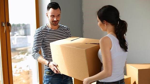 A pesar del estrés y la impaciencia por acabar una mudanza, los objetos deben cargarse con cuidado