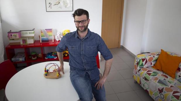 A.G. en el Punto de Encuentro del CAEF de Majadahonda donde un día conoció a su hija de seis años